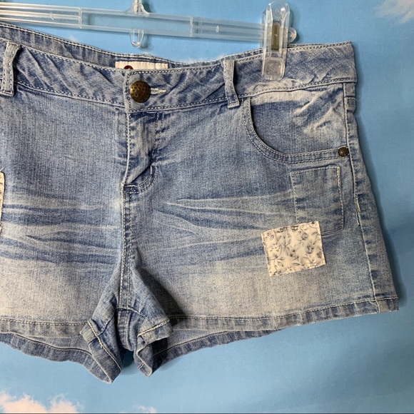 S.O.- Denim Shorts w/Patches size 15 - Picture 3 of 12